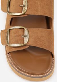 Renee - Ciemnobrązowe Klapki VICES Ozdobione Dużymi Klamrami Jenniviane. Nosek buta: otwarty. Kolor: brązowy. Materiał: skóra, zamsz. Wzór: aplikacja. Sezon: lato. Obcas: na obcasie. Wysokość obcasa: niski #3