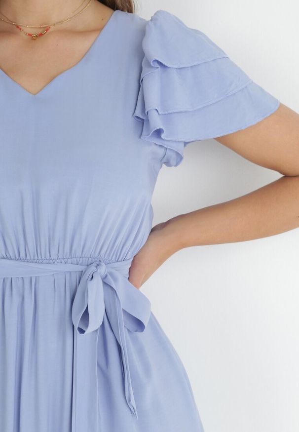 Born2be - Niebieska Sukienka Midi z Wiskozy z Gumką w Pasie i Materiałowym Paskiem Aricia. Okazja: na randkę, na uczelnię. Kolor: niebieski. Materiał: materiał, wiskoza. Długość: midi