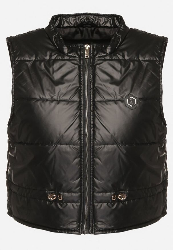 Born2be - Czarna Krótka Kamizelka Ozdobiona Naszywką Ściągana w Talii Mevelina. Kolor: czarny. Długość: krótkie. Wzór: aplikacja. Styl: elegancki