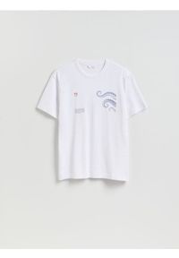 Reserved - T-shirt comfort z nadrukiem - biały. Kolor: biały. Materiał: dzianina, bawełna. Wzór: nadruk #1