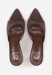 Renee - Brązowe Siateczkowe Klapki na Szpilce Cirinome. Nosek buta: otwarty. Kolor: brązowy. Materiał: skóra, materiał. Sezon: lato. Obcas: na szpilce. Wysokość obcasa: średni #8