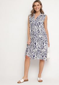 Born2be - Granatowa Bawełniana Rozkloszowana Sukienka z Geometrycznym Wzorem Annivaria. Okazja: na co dzień. Typ kołnierza: dekolt w kształcie V. Kolor: niebieski. Materiał: bawełna. Wzór: geometria. Typ sukienki: rozkloszowane. Styl: elegancki, casual, klasyczny #7