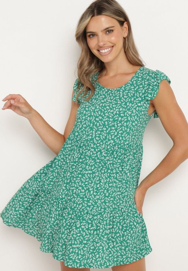 Born2be - Zielona Bawełniana Sukienka o Rozkloszowanym Kroju z Falbanką Anettes. Kolor: zielony. Materiał: bawełna. Długość rękawa: krótki rękaw. Typ sukienki: rozkloszowane. Styl: klasyczny