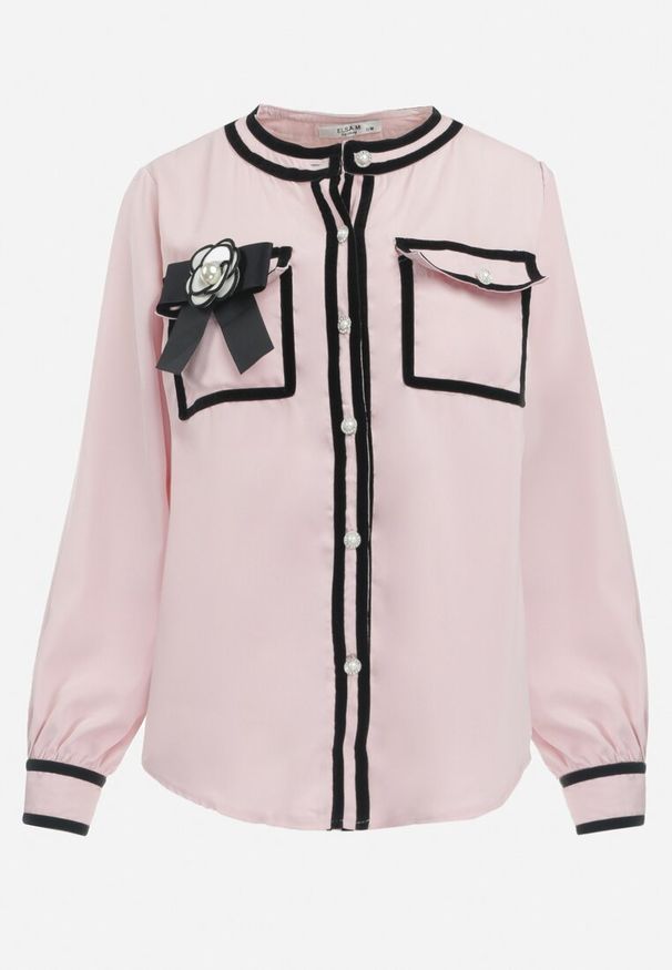 Born2be - Różowa Koszula z Broszką z Kokardką i Ozdobnymi Lamówkami Evelima. Okazja: na co dzień, na spotkanie biznesowe. Typ kołnierza: kokarda. Kolor: różowy. Materiał: jeans. Styl: casual, biznesowy