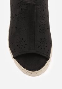 Born2be - Czarne Sandały Vices na Koturnie z Ażurową Cholewką Sarandria. Okazja: na co dzień. Zapięcie: rzepy. Kolor: czarny. Wzór: ażurowy. Sezon: lato. Obcas: na koturnie. Styl: elegancki, casual #4