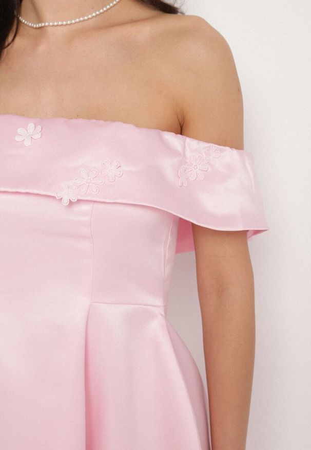 Born2be - Różowa Satynowa Sukienka Hiszpanka Vices z Kwiatowymi Aplikacjami Fennalisa. Okazja: na wesele, na ślub cywilny, na imprezę. Typ kołnierza: dekolt hiszpanka. Kolor: różowy. Materiał: satyna. Wzór: aplikacja, kwiaty. Sezon: lato