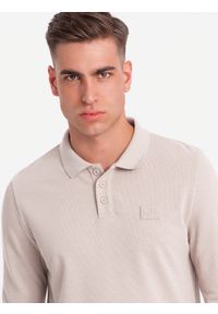 Ombre Clothing - Strukturalny longsleeve polo męski z naszywką – popielaty V3. Okazja: na co dzień. Typ kołnierza: polo. Kolor: szary. Materiał: wiskoza, dzianina, poliester, materiał, bawełna, włókno. Długość rękawa: długi rękaw. Wzór: aplikacja. Styl: sportowy, casual, elegancki #3