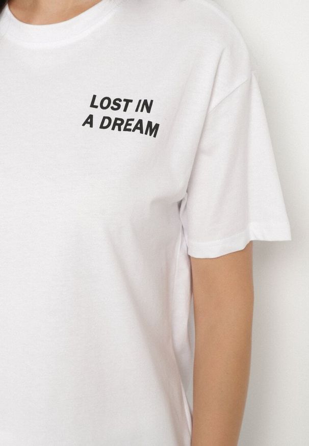 Born2be - Biało-Różowy Bawełniany T-shirt z Napisami Hallena. Okazja: na co dzień, na spotkanie biznesowe. Kolor: biały. Materiał: bawełna. Wzór: napisy. Styl: biznesowy, klasyczny, casual, elegancki