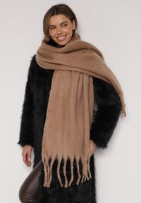 Born2be - Brązowy Szalik z Frędzlami Owedarria. Okazja: na co dzień. Kolor: brązowy. Materiał: dresówka, jeans. Styl: casual, elegancki #1