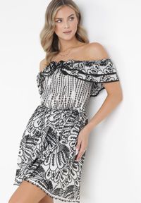 Born2be - Czarna Rozkloszowana Sukienka Mini Hiszpanka z Gumką w Pasie i Ozdobnym Haftem Lenia. Typ kołnierza: dekolt hiszpanka. Kolor: czarny. Materiał: tkanina. Wzór: haft. Długość: mini #1