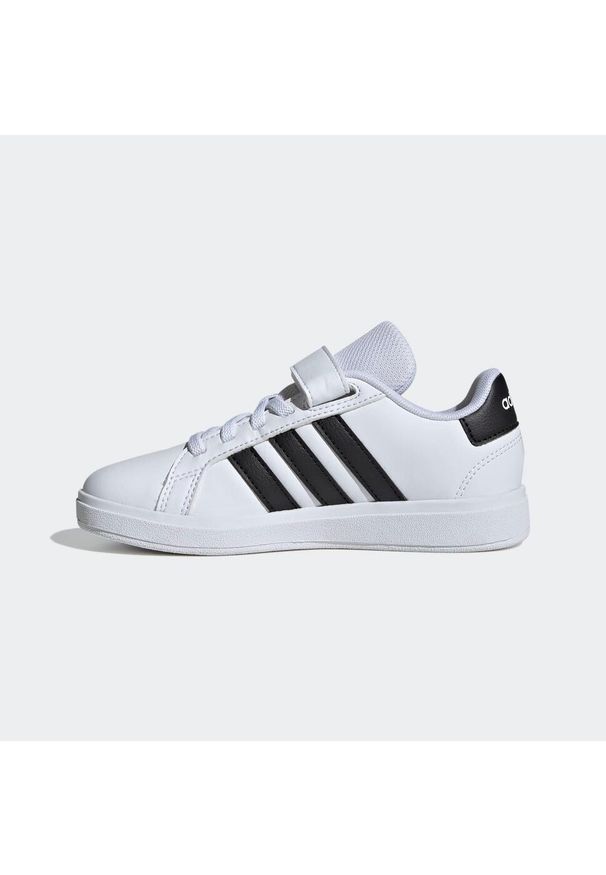 Adidas - Buty dla dzieci ADIDAS Grand Court. Zapięcie: rzepy. Kolor: czarny, biały, wielokolorowy. Materiał: syntetyk, kauczuk, materiał. Szerokość cholewki: normalna. Sport: turystyka piesza
