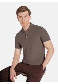 Pako Lorente - PAKO LORENTE - Brązowy t-shirt polo na trzy guziczki. Okazja: na co dzień. Typ kołnierza: polo. Kolor: oliwkowy, czerwony, brązowy, różowy. Materiał: poliester, bawełna. Sezon: jesień. Styl: casual #2