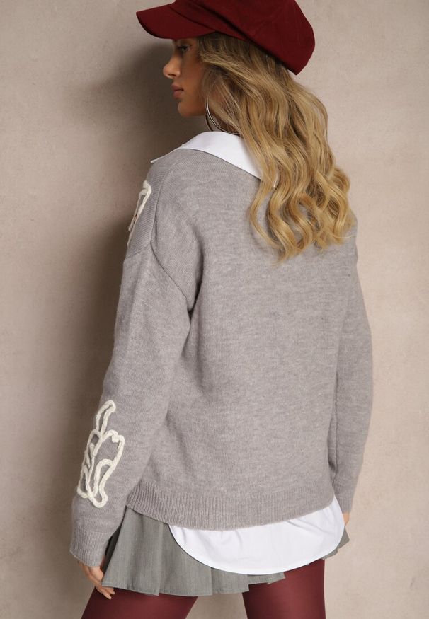 Renee - Szary Sweter Ozdobiony Cyrkoniami i Geometrycznym Motywem Vitilena. Okazja: na co dzień. Kolor: szary. Materiał: jeans. Wzór: aplikacja, geometria. Styl: klasyczny, elegancki, casual