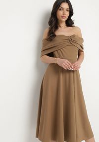 Born2be - Brązowa Rozkloszowana Sukienka z Odsłoniętymi Ramionami i Drapowaniem Odilene. Okazja: na imprezę. Kolor: brązowy. Sezon: lato. Typ sukienki: z odkrytymi ramionami. Styl: elegancki #6