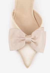 Born2be - Beżowe Satynowe Szpilki z Odkrytą Piętą i Ozdobną Kokardą Argatea. Okazja: na co dzień, na spotkanie biznesowe, na ślub cywilny, do pracy, na wesele, na imprezę. Kolor: beżowy. Materiał: satyna. Obcas: na szpilce. Styl: casual, biznesowy, elegancki, klasyczny #9