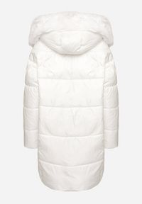 Born2be - Biała Pikowana Kurtka o Pudełkowym Kroju z Odpinanym Futerkiem i Ozdobnym Suwakiem Hedilina. Okazja: na co dzień, na spacer. Kolor: biały. Materiał: futro. Styl: casual, elegancki #5
