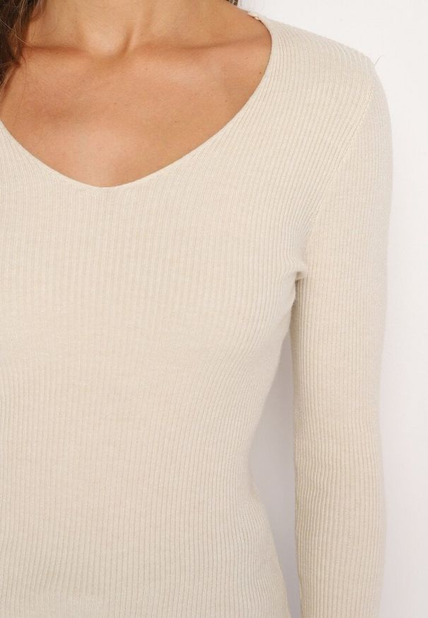 Born2be - Jasnobeżowy Sweter Prążkowany z Trójkątnym Dekoltem Vorila. Okazja: na co dzień. Kolor: beżowy. Materiał: prążkowany. Styl: elegancki, casual