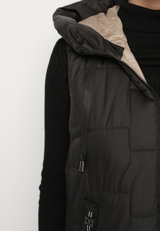 Born2be - Czarna Pikowana Kamizelka z Kapturem i Sznurkami Imvila. Okazja: na co dzień. Typ kołnierza: kaptur. Kolor: czarny. Materiał: jeans. Wzór: aplikacja. Styl: casual, klasyczny, elegancki