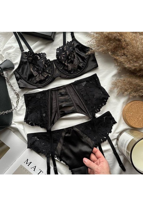 Intica - Komplet bielizny koronkowej z satynowym wykończeniem Junette. Kolor: czarny. Materiał: satyna, koronka. Wzór: koronka
