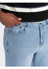 Ombre Clothing - Męskie spodnie jeansowe CARROT FIT z delikatnymi przetarciami – jasnoniebieskie V2. Okazja: na co dzień. Kolor: niebieski. Materiał: jeans. Wzór: aplikacja. Styl: casual #3