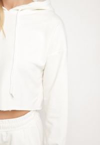 Born2be - Beżowy Komplet Dresowy z Bawełną Bluza z Kapturem Krótszego Kroju i Szorty Ralophea. Kolor: beżowy. Materiał: dresówka, bawełna. Sport: turystyka piesza #3