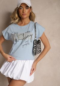 Renee - Jasnoniebieski Bawełniany T-shirt z Cyrkoniami Perłami i Rękawami Nietoperz Inellira. Kolor: niebieski. Materiał: bawełna. Wzór: aplikacja #3