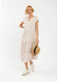 Volcano - Beżowa sukienka maxi G-LUMA. Typ kołnierza: dekolt w serek. Kolor: beżowy. Materiał: wiskoza, koronka, włókno, materiał. Wzór: koronka, gładki. Sezon: lato. Typ sukienki: rozkloszowane. Długość: maxi #1