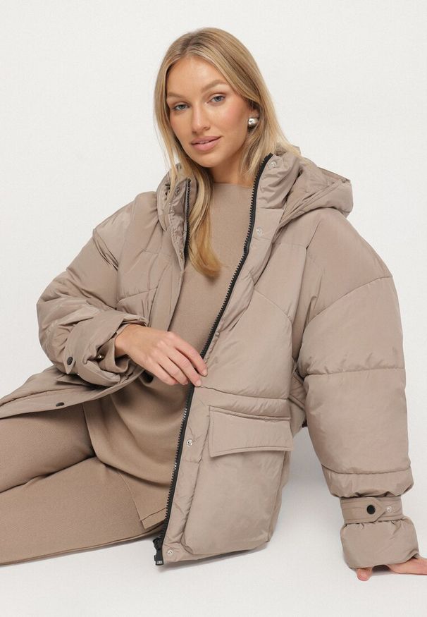 Born2be - Beżowa Pikowana Kurtka Oversize z Kapturem i Paskami przy Rękawach Unitessa. Okazja: na co dzień, na spacer. Typ kołnierza: kaptur. Kolor: beżowy. Materiał: jeans. Wzór: paski. Styl: casual