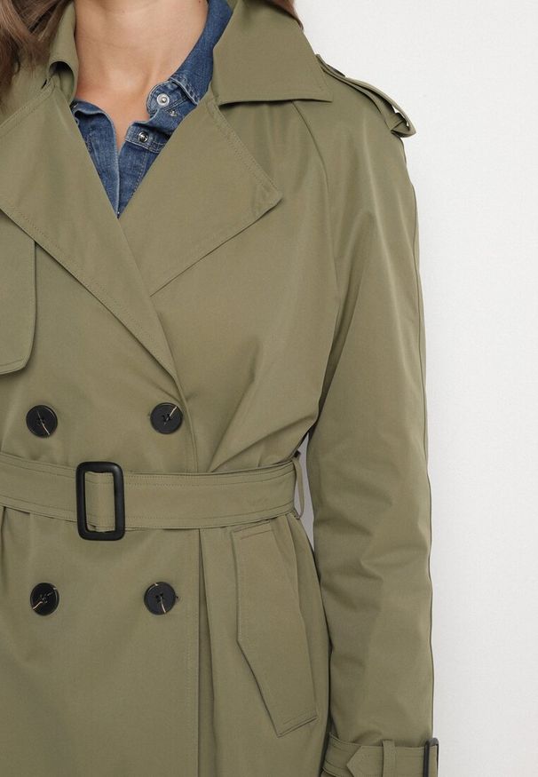 Born2be - Ciemnozielony Płaszcz Trencz z Wiskozą o Klasycznym Kroju z Paskiem Mabbea. Okazja: na co dzień. Kolor: zielony. Materiał: wiskoza. Długość rękawa: długi rękaw. Długość: długie. Styl: klasyczny