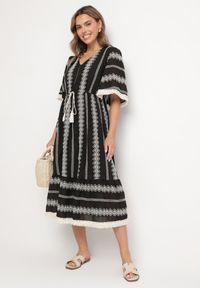 Born2be - Czarna Bawełniana Sukienka Boho o Rozkloszowanym Kroju z Wiązaniem i Haftem Korithira. Okazja: na co dzień, na spacer. Typ kołnierza: dekolt w serek. Kolor: czarny. Materiał: bawełna. Wzór: haft. Sezon: lato. Typ sukienki: rozkloszowane. Styl: boho #4