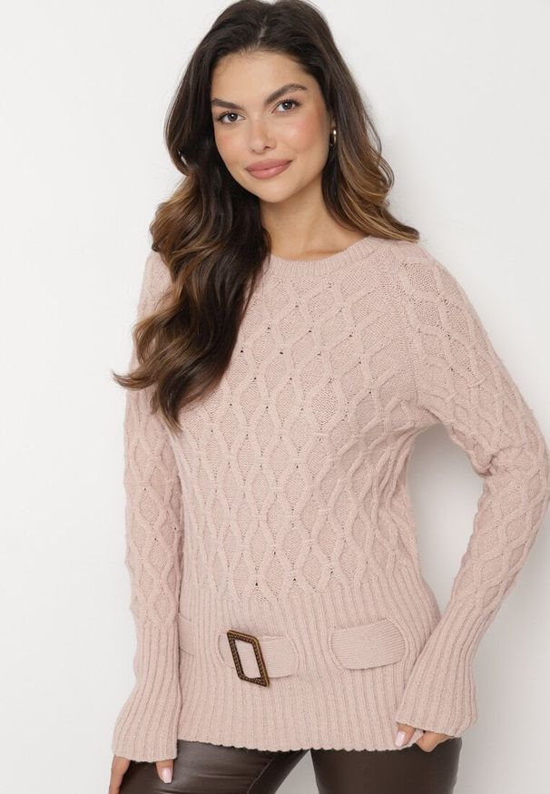 Born2be - Jasnoróżowy Sweter z Ozdobnym Splotem z Paskiem i Klamrą Riean. Okazja: na co dzień. Kolor: różowy. Materiał: jeans. Długość rękawa: długi rękaw. Długość: długie. Wzór: ze splotem. Styl: klasyczny, casual