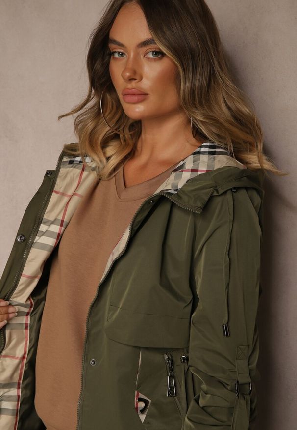 Renee - Zielona Kurtka Parka z Kapturem Podpinanymi Rękawami i Printem w Kratę Hallela. Typ kołnierza: kaptur. Kolor: zielony. Materiał: jeans. Długość: do kolan. Wzór: nadruk. Sezon: jesień