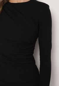 Born2be - Czarna Sukienka z Wiskozą Marszczona po Bokach z Usztywnionymi Ramionami Zeiena. Okazja: na co dzień. Kolor: czarny. Materiał: wiskoza. Długość rękawa: długi rękaw. Typ sukienki: proste. Styl: klasyczny, casual #5