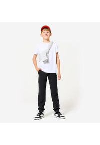 DOMYOS - Spodnie dresowe dla dzieci Domyos 100. Kolekcja: plus size. Kolor: czarny, wielokolorowy, beżowy. Materiał: dresówka. Sport: joga i pilates