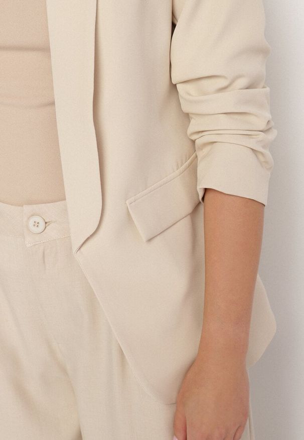 Born2be - Beżowa Elegancka Marynarka z Rękawami 7/8 i Ozdobnymi Klapami Novse. Okazja: na spotkanie biznesowe, na co dzień. Kolor: beżowy. Styl: elegancki