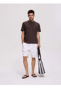 Reserved - Strukturalny t-shirt comfort fit - ciemnobrązowy. Kolor: brązowy. Materiał: bawełna, dzianina