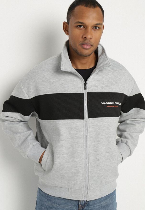 Born2be - Szara Kurtka z Geometrycznym Pasem i Napisem Fonalena. Okazja: na co dzień. Kolor: szary. Materiał: jeans. Wzór: geometria, napisy. Styl: casual, klasyczny