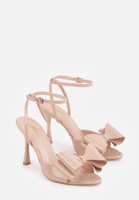 Born2be - Beżowe Sandały Lakierowane Ozdobione Kokardkami Varona. Zapięcie: sprzączka. Kolor: beżowy. Materiał: lakier. Wzór: aplikacja. Sezon: lato. Obcas: na obcasie. Wysokość obcasa: średni #6