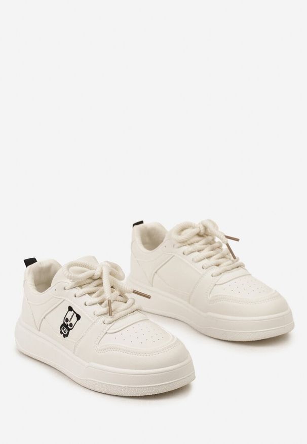 Born2be - Beżowe Sneakersy z Ekoskóry na Grubej Podeszwie z Naszywką i Sznurowaniem Irveta. Zapięcie: sznurówki. Kolor: beżowy. Wzór: aplikacja
