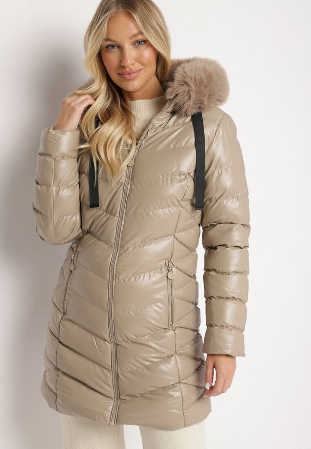 Born2be - Beżowa Długa Pikowana Kurtka z Odpinanym Futerkiem i Sznurkami Rinnarae. Okazja: na spacer, na co dzień. Typ kołnierza: kaptur. Kolor: beżowy. Materiał: futro. Długość: długie. Styl: casual, elegancki