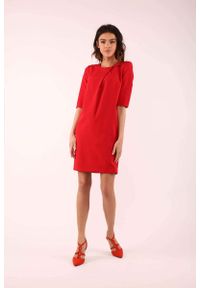 Nommo - Czerwona Prosta Sukienka z Ozdobną Zakładką. Kolor: czerwony. Materiał: poliester, wiskoza. Typ sukienki: proste #1