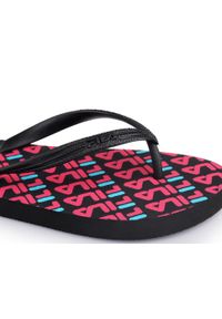 Japonki damskie Fila TROY LOGO SLIPPER. Kolor: czarny, różowy, wielokolorowy. Styl: sportowy