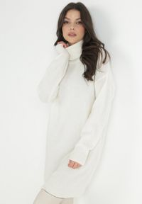 Born2be - Biała Sukienka Wełniana Oversize z Golfem Heire. Okazja: na co dzień. Typ kołnierza: golf. Kolor: biały. Materiał: wełna. Długość rękawa: długi rękaw. Typ sukienki: oversize. Styl: casual, elegancki