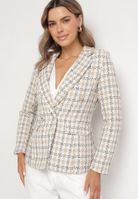 Born2be - Beżowa Klasyczna Marynarka Zapinana na Guziki z Poduszkami na Ramionach Izannami. Okazja: na spotkanie biznesowe, do pracy. Kolor: beżowy. Materiał: bawełna, jeans. Wzór: aplikacja. Styl: klasyczny #3