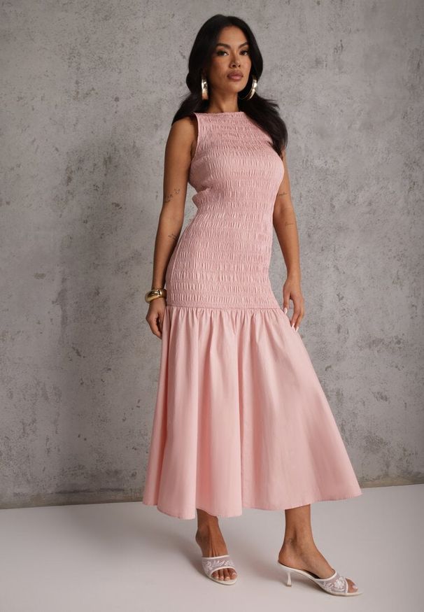 Renee - Różowa Sukienka Drop Waist Bez Rękawów Zdobiona Marszczeniem Natinelle. Kolor: różowy. Materiał: tkanina. Długość rękawa: bez rękawów. Wzór: aplikacja. Sezon: lato. Styl: wizytowy, klasyczny