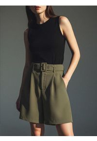 Sinsay - Szorty z paskiem - zielony. Kolor: zielony #1