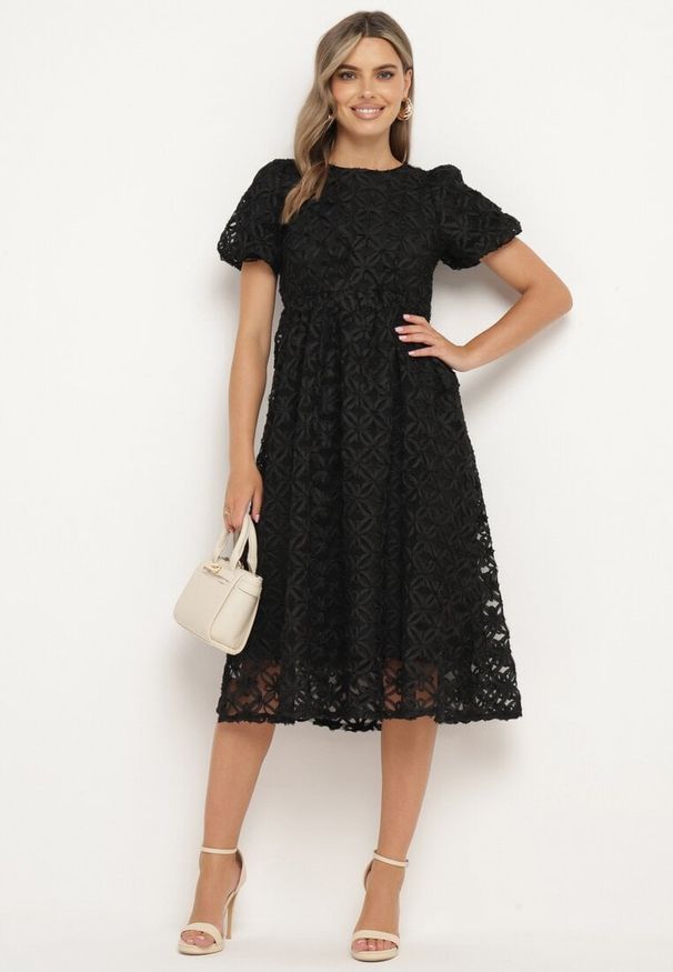 Born2be - Czarna Rozkloszowana Sukienka z Przeźroczystym Tiulem z Ozdobnym Wzorem Exbia. Typ kołnierza: dekolt w łódkę. Kolor: czarny. Materiał: tiul. Wzór: ażurowy. Styl: klasyczny, elegancki
