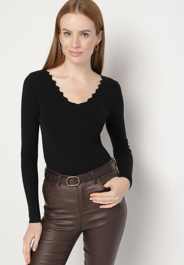 Born2be - Czarny Dopasowany Sweter z Nieregularnym Dekoltem w Serek Fenarela. Okazja: do pracy, na co dzień, na spotkanie biznesowe. Typ kołnierza: dekolt w serek. Kolor: czarny. Materiał: jeans. Styl: casual, biznesowy