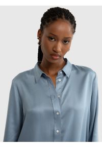 Big-Star - Koszula damska satynowa niebieska Selma 400. Kolor: niebieski. Materiał: satyna. Styl: klasyczny, elegancki #7