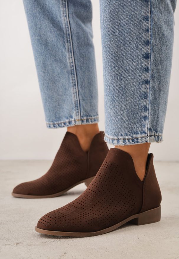 Renee - Ciemnobrązowe Botki Vices na Płaskiej Podeszwie Ozdobione Wycięciem Felirwen. Kolor: brązowy. Materiał: jeans, wełna. Wzór: aplikacja. Obcas: na płaskiej podeszwie. Styl: elegancki